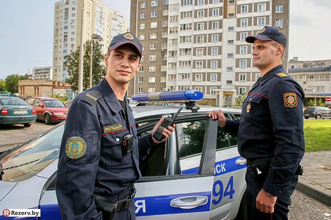 сотрудники милиции в Беларуси возле автомобиля