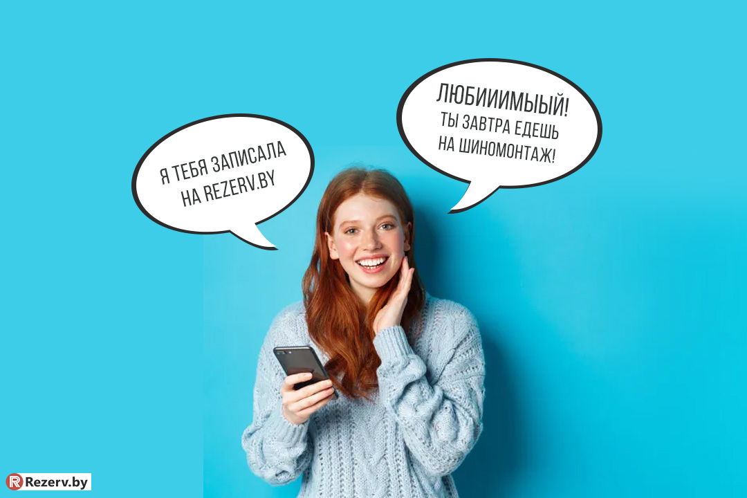 девушка на синем фоне говорит