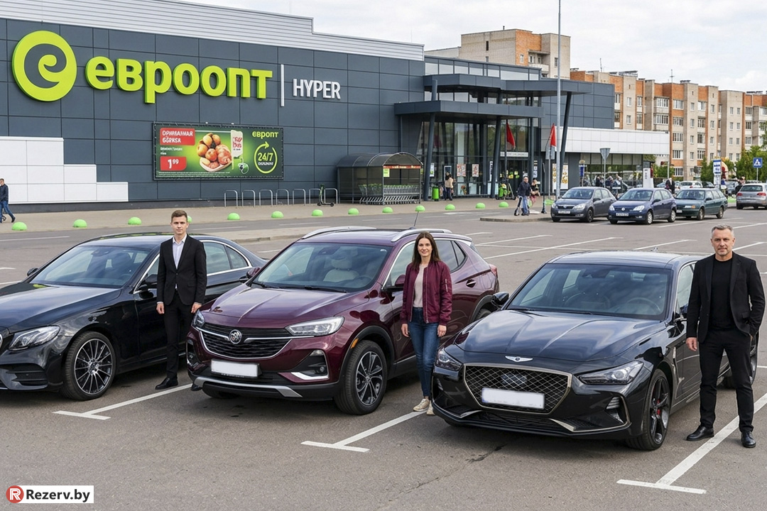3 припаркованных автомобиля на парковке гипермаркета евроопта